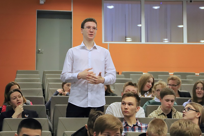 Фото - Урок не по расписанию: школьники Нижнего Тагила встретились с Константином Мироновым